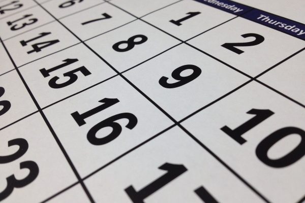 Ein Monatskalender mit hervorgehobenen Zahlen, Fokus auf den 9. und 16. Tag.